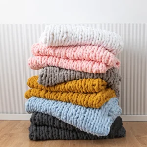 Hypoallergenic Lightweight Fully Washable Yarn Chenille Hand Chunky Knitted Blanket Solid Pattern Woven Technique